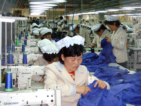 2007년 7월 24일자 이 파일 사진은 개성공단 섬유공장의 북한 노동자들의 모습을 담고 있다. [JOINT PRESS CORPS] 