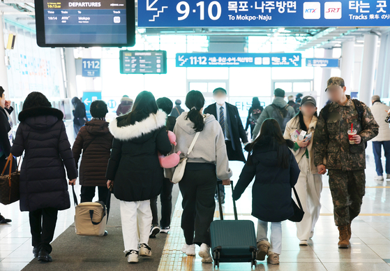 Travelers head to their KTX trains from the platform of Songjeong Station in Gwangju on Thursday, a day ahead of the four-day Lunar New Year holiday, also known as Seollal. [NEWS1]