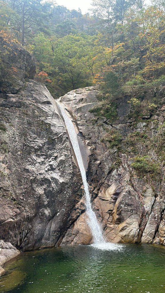 Biryong Falls' waters fall from a 16-meter height at Mount Seorak in Sokcho, Gangwon. [CHOI SEUNG-PYO]
