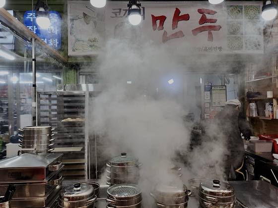 Plumes of steam make even very small and humble mandu joints an eyecatcher, especially during wintertime. LEE JIAN]