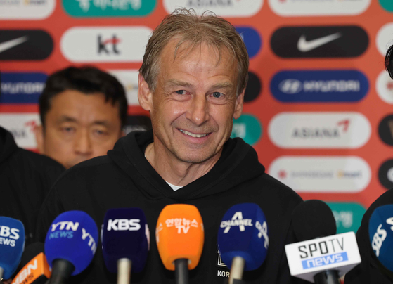 Korean national team manager Jurgen Klinsmann talks to reporters at Incheon International Airport in Incheon on Thursday.  [YONHAP]