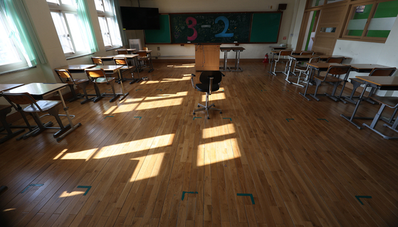 An empty classroom of a middle school in Daegu [YONHAP]