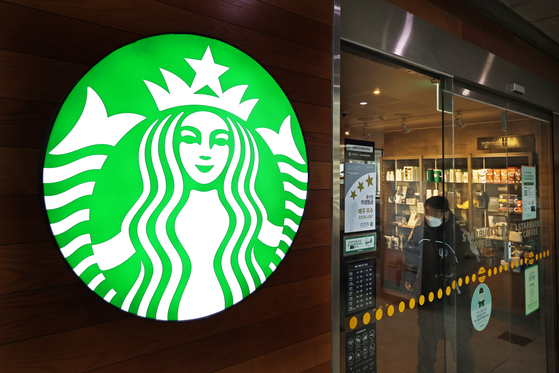 Starbucks logo shown at its branch in central Seoul [YONHAP]