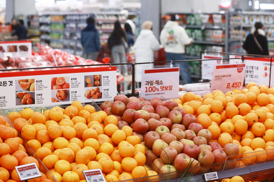 Fruits are displayed at a discount mart in Seoul on Monday. Rising fruit prices contributed to inflation in January as it hit a 13-year record of 0.4 percentage points, far surpassing the previous average of 0.1 to 0.2 percentage points, according to the Ministry of Economy and Finance and Statistics Korea that day. [YONHAP]  