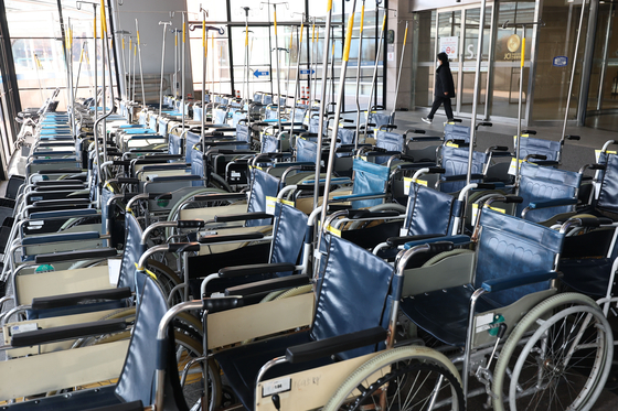 Empty wheelchairs sit at a university hospital in Seoul on Monday. Doctors have warned of going on strike later this week to protest the government's plan to expand medical school admissions. [YONHAP]