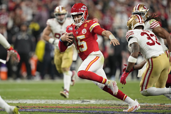 Kansas City Chiefs quarterback Patrick Mahomes scrambles against the San Francisco 49ers during overtime in the Super Bowl on Sunday in Las Vegas. [AP/YONHAP] 