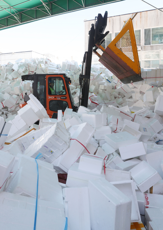 A heavy equipment pile up Styrofoam boxes at a recycle center in Yongin, Gyeonggi, on Monday. Styrofoam boxes and other gift wrappers sees a significant increase on the two biggest national holidays, which are the Lunar New Year and the Chuseok harvest festival. [NEWS1]