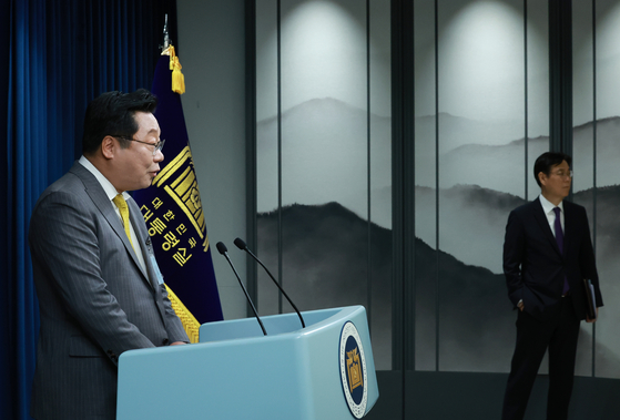 Joo Hyung-hwan, former minister of trade, industry and energy, makes an acceptance speech after the president's office officially announced his appointment as the vice chair of the Presidential Committee of Aging Society and Population Policy at the Yonsan office on Monday. [YONHAP] 