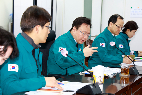 Health Minister Cho Kyoo-hong speaks at a special task force meeting on Monday. [MINISTRY OF HEALTH AND WELFARE]