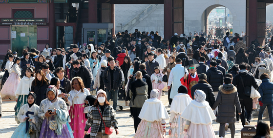 Gyeongbok Palace in Jung District, central Seoul, is crowded on Monday, the last day of the Lunar New Year holiday break that began Friday, amid mild temperatures but high levels of fine dust. [NEWS1]