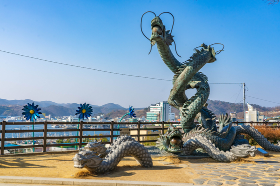 An installation of nine entangled dragons rising toward the sky is located on the hill of Guryongpo Park in Pohang, North Gyeongsang. [BAEK JONG-HYUN]