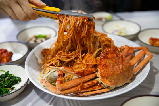 Haemuljjim, a spicy dish with braised seafood served at Dongbaek Sikdang in Mukho, Donghae in Gangwon. [CHOI SEUNG-PYO]