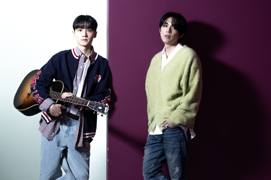 Singer-songwriter Hong Isaac, right, is the winner of the third season of the music audition show “Sing Again” on JTBC, while So Soo-bin comes in second on the show. [PARK JONG-KEUN] 