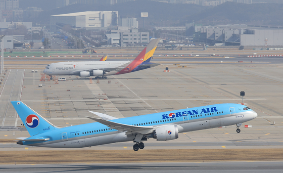 Korean Air and Asiana Airlines planes at Incheon International Airport on Tuesday [YONHAP]