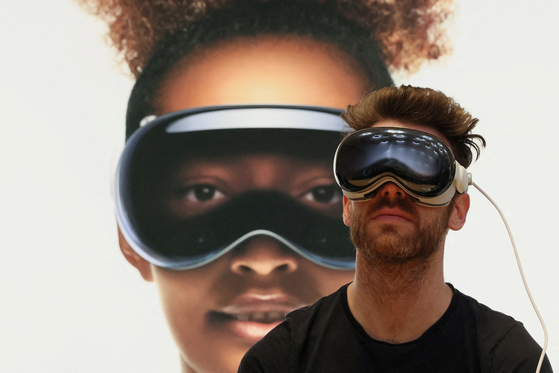 A customer uses Apple's Vision Pro headset at the Apple Fifth Avenue store in Manhattan in New York City, U.S., February 2, 2024. [REUTERS/YONHAP]