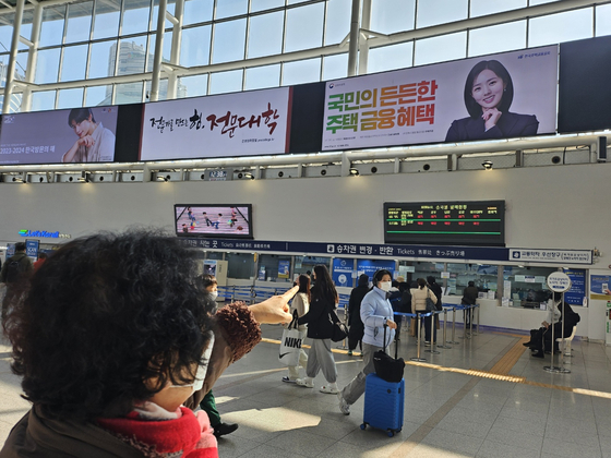 Jeong, 74, points to the electronic display board that says that seats were sold out on Thursday. [JEONG SAE HEE]
