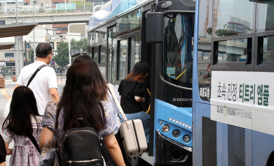 People walk toward Seoul's intracity bus which arrived at Seoul Station in central Seoul in August, 2023. [NEWS1] 