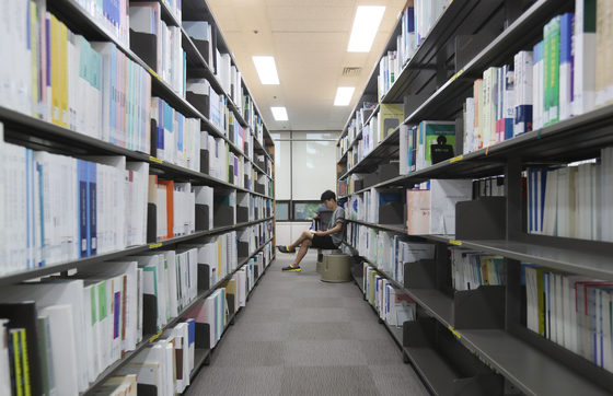 A student reads a book at Seoul National University's Kwanjeong Library. [KIM CHUN-SIK]