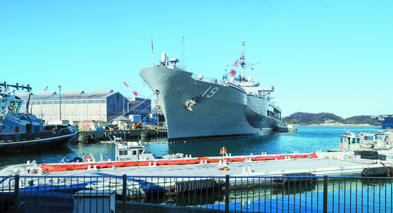 The amphibious command ship USS Blue Ridge (LCC-19) of the U.S. Navy Seventh Fleet docked at the Yokosuka Naval Base in Japan on Dec. 6, 2023. [WOO SANG-JO]
