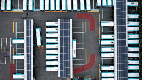 Electric buses are parked at the parking garage in Suwon, Gyeonggi in 2021. The garage has a charging facility for 96 buses. [JUN MIN-KYU, JOONGANG PHOTO]