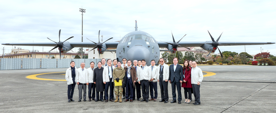 The members on the Peace Odyssey take a group picture in front of the transport carrier C-130 Hercules at Yokota Air Base, Japan on Dec.5, 2023. From left, Choi Hyun-man, Mirae Asset Securities chairman; Im Hyug-baeg Korea University’s professor emeritus; Kim Kwang-doo, chairman of the Institute for the Future of the State; Yu Myung-hwan, former Foreign Minister, Park Tae-ho, former Foreign Ministry’s Trade Minister; Hong Seok-hyun, Chairman of JoongAng Holdings and the Korea Peace Foundation; Oh Se-Jung, former Seoul National University president, United States Forces official, Yoon Young-kwan, former Foreign Minister; Kim Yoon, Korea Japan Economic Association chairman; Choi Sang-yong, former Korean Ambassador to Japan; Park Hong-kyu, Korea University professor; Kim Jae-shin, former Korean Ambassador to Germany; Lee Won-deog, Kookmin University professor; Shin Jung-seung, former Korean Ambassador to China; Lee Ha-kyung, JoongAng Ilbo senior columnist; Choi Eun-mi, Asan Institute for Policy Studies fellow researcher and Wi Sung-rak, former Korean Ambassador to Russia. [WOO SANG-JO]