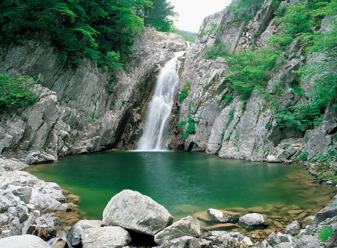 Mount Seorak's Biryong Falls is one of the State-designated Cultural Heritage also the official Scenic Site No.95. [KOREA NATIONAL PARK SERVICE]