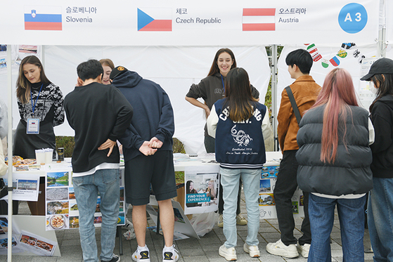 Students attend the CAU Global Fair at Chung-Ang University in November of last year [CHUNG-ANG UNIVERSITY]
