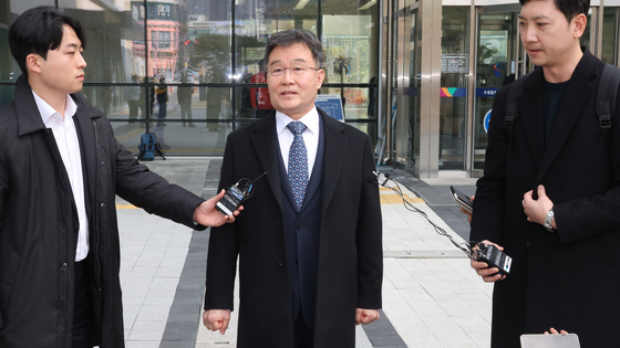 Former journalist Kim Man-bae makes a statement in front of the Suwon District Court in Gyeonggi on Wednesday after the court sentenced him to 30 months in prison. [YONHAP] 