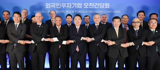 President Yoon Suk Yeol, center, poses for a photo with executives of foreign-invested companies at a luncheon held at the Korea Chamber of Commerce and Industry headquarters in central Seoul on Wednesday. [PRESIDENTIAL OFFICE]