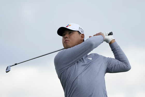 Kim Si-woo watches his tee shot on the fourth hole during the third round of the Phoenix Open on Saturday in Scottsdale, Ariz. [AP/YONHAP]