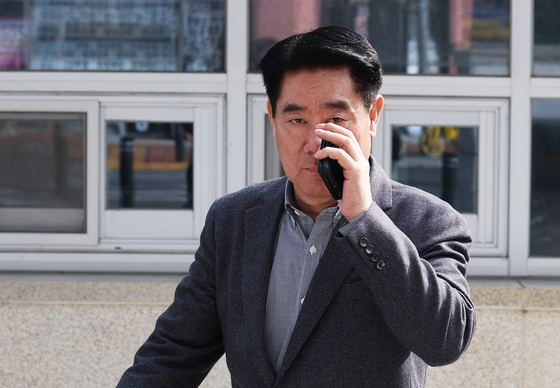 Former Seongnam city councilman Choi Yoon-gil leaves the Suwon District Court in Gyeonggi onWednesday after the court had sentenced him to more than 4 years in prison. [YONHAP]