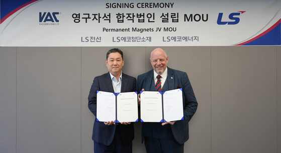 LS Eco Advanced Materials CEO Lee Sang-ho, left, and Vacuumschmelze CEO Erik Eschen pose for a photo after the signing ceremony for a joint venture to produce neodymium. [LS]