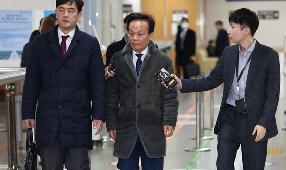 Kim In-seop, lobbyist of Baekhyeon-dong development project, involving Democratic Party leader Lee Jae-myung, enters the court in Seocho-dong, Seoul, on Tuesday. Kim was sentenced to five years in prison. [YONHAP]