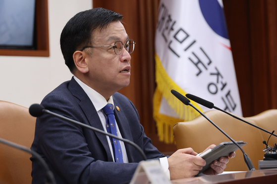 Finance Minister and Deputy Prime Minister Choi Sang-mok speaks during the Emergency Ministerial Meeting on Economic Affairs held on Wednesday at the government complex in central Seoul. [YONHAP] 