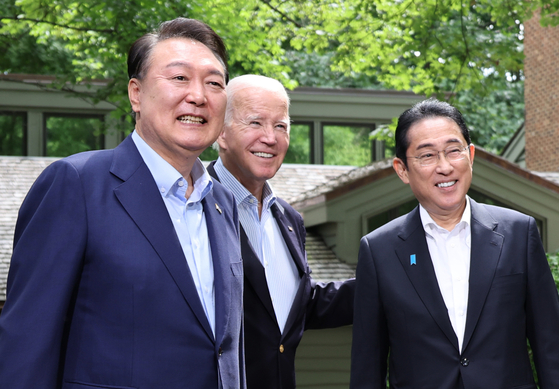From left, South Korean President Yoon Suk Yeol, U.S. President Joe Biden and Japanese Prime Minister Fumio Kishida at Camp David on August 19, 2023. [YONHAP]