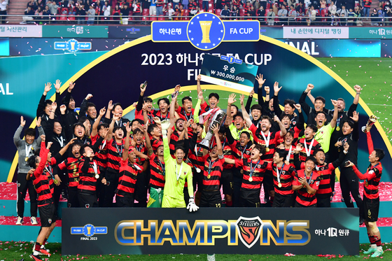 The Pohang Steelers celebrate winning the 2023 Korean FA Cup at Pohang Steelyard in Pohang, North Gyeongsang on Nov. 4, 2023. [NEWS1]