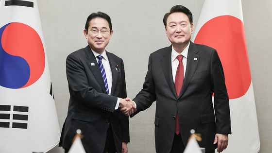 Korean President Yoon Suk Yeol, right, and Japanese Prime Minister Fumio Kishida shake hands during a bilateral summit in San Francisco, on Nov. 16, 2023, on the sidelines of an APEC gathering. [PRESIDENTIAL OFFICE]