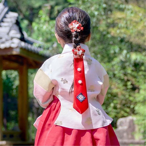 Daiso introduces a special Seollal hairpin featuring a red daenggi, a traditional Korean ribbon used to tie and adorn braided hair. [ASUNGDAISO]