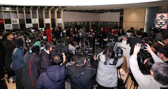 Reporters gather to hear KFA Technical Director Hwangbo Kwan announce the decision of a National Team Committee meeting in Seoul on Thursday.  [NEWS1]