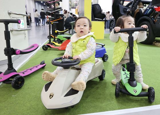 Young children play with toys at a baby fair held in Gangnam, southern Seoul, on Thursday. [YONHAP]