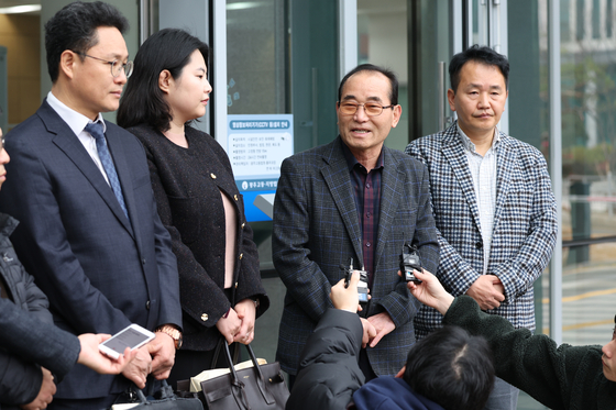 A relative of a late victim of Japan's wartime forced labor speaks to reporters in front of Gwangju District Court after winning a damages suit on Thursday. [YONHAP]