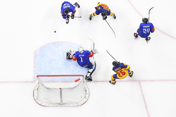 Korea beats Romania 5-2 in the International Ice Hockey Federation Men's World Championship Division I Group A match against Romania in May 2023. [YONHAP]