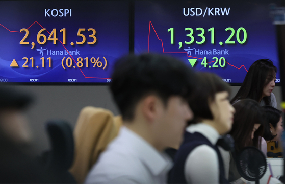 Screen in Hana Bank's trading room in central Seoul shows stock markets open on Thursday. [YONHAP]