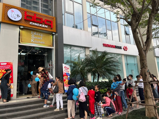 Korean fried chicken chain Genesis BBQ's Gardenia branch in Hanoi, Vietnam, opened as a bb.q Smart Kitchen (BSK) outlet which specializes in delivery and takeout, has opened as a bb.q Smart Kitchen (BSK) outlet [GENESIS BBQ]