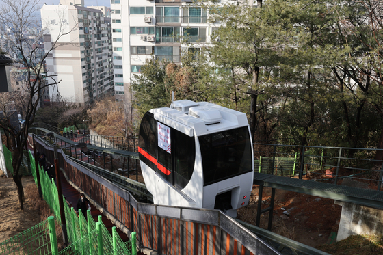 Autopilot monorail operates for a route connecting Shindang Hyundai Apartment in Jung District, central Seoul and Eunbong Park in Seongdong District, eastern Seoul. [YONHAP]
