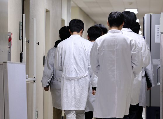 Medical school students at the College of Medicine of Hallym University on Thursday. Senior students of the college decided to take a year-long leave of absence as a means of firing back against the government's medical school quota hike. [YONHAP] 