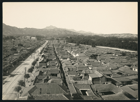 Neighborhood surrounding Donhwamun-ro, an uphill path connecting Jongno 3-ga to Changdeok Palace. Pima-gil, a road used by the common folk, is seen on the right of Donhwamun-ro. [SEOUL MUSEUM OF HISTORY]