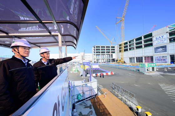 Samsung Electronics Executive Chairman Lee Jae-yong, far left, inspects the Samsung Biologics' fifth factory being built in Songdo, Incheon, on Friday. [SAMSUNG BIOLOGICS]