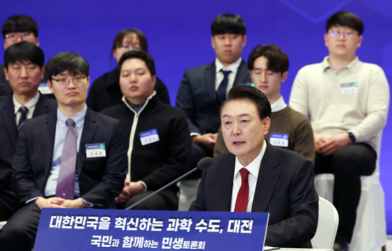 President Yoon Suk Yeol discusses about new scholarships for graduate students in the science and technology sectors during a goverment-public debate held in Daejeon on Friday. [YONHAP]