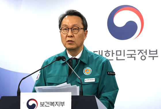 Park Min-soo, second vice minister of health, speaks with reporters on Friday. [YONHAP] 
